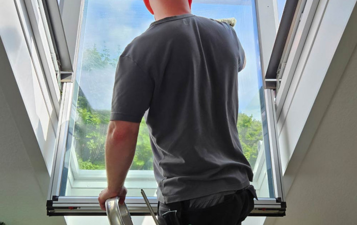 Glasreiniger bei der Arbeit