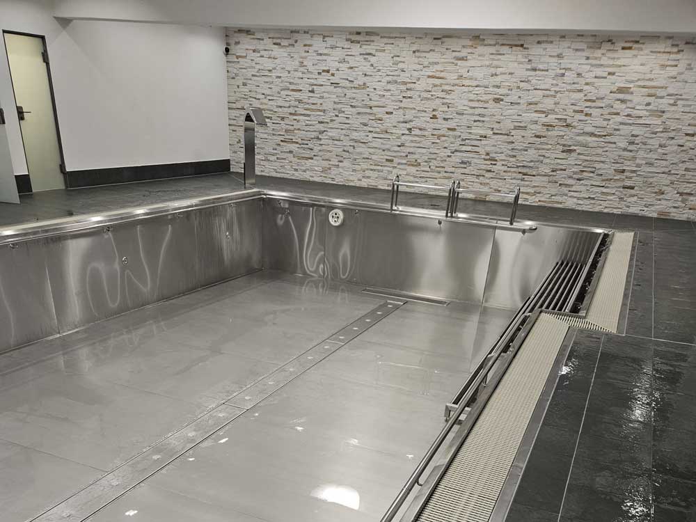 Dibelius-Wohnstift-Schwimmbad-ohne-Wasser-nach-Reinigung-1