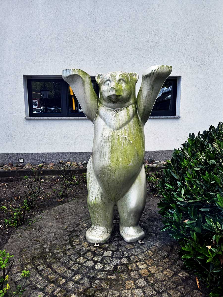 Charlottenburger Chaussee Bär vorne dreckig
