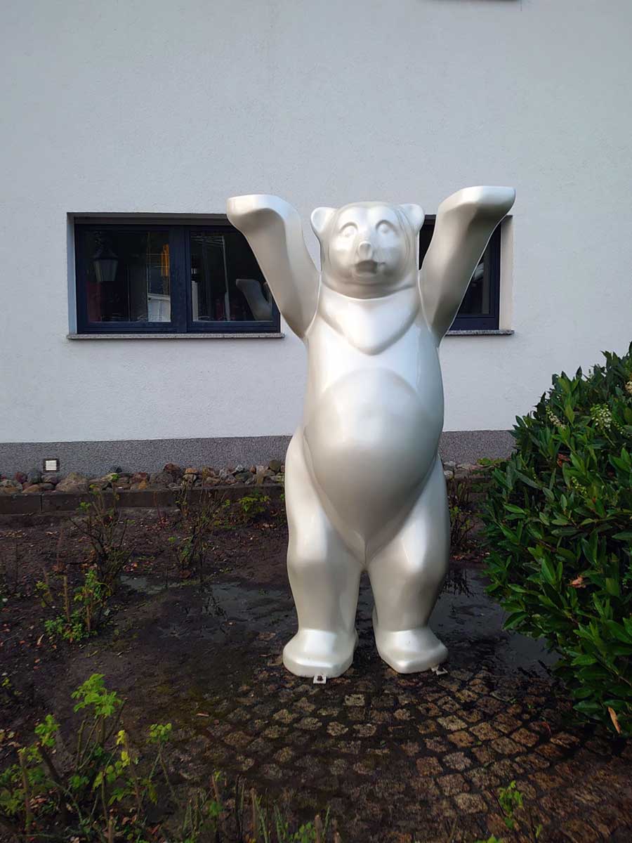 Charlottenburger Chaussee Bär vorne sauber